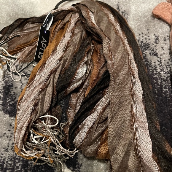 3 Assorted Scarfs - Picture 5 of 5